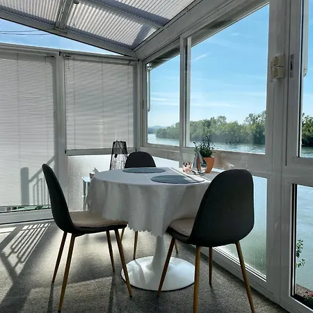 Rheinblick St Nikolaus Str 公寓